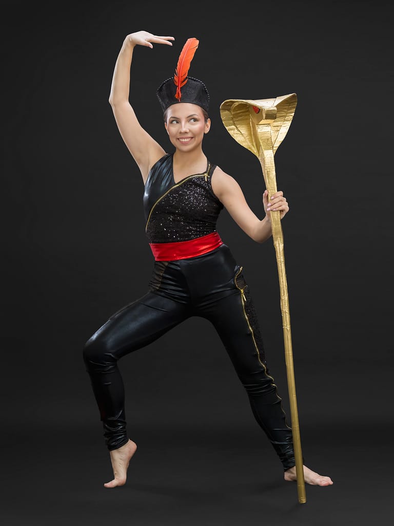 Fotografía profesional de maestra de Prodanza Mexicali con bastón dorado, vestuario inspirado en Aladdín, sesión de estudio en Mexicali, Baja California. Foto artística de alta calidad, iluminación de estudio profesional, producción en la escuela Prodanza Mexicali, temática de danza árabe, fotografía para academias de baile. productor de video en mexicali yasunari murayama